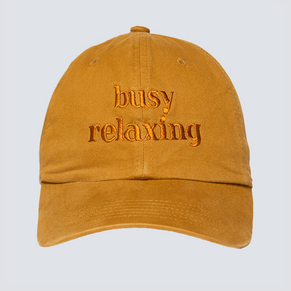 boné dad hat busy relaxing caramelo