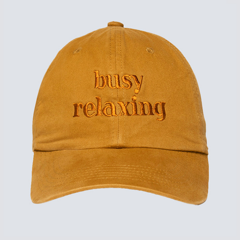 boné dad hat busy relaxing caramelo