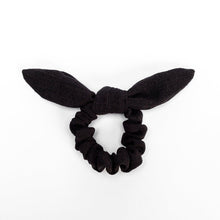 Carregar imagem no visualizador da galeria, xuxinha de cabelo scrunchie preta linho
