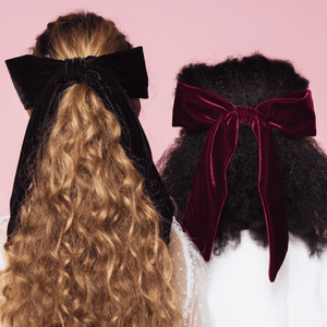 meninas com laço de cabelo em veludo preto e vinho
