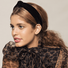 Carregar imagem no visualizador da galeria, menina usando tiara turbante veludo preta
