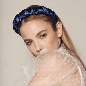 menina loira usando tiara azul