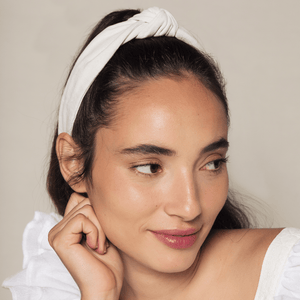 menina usando tiara para cabelo turbante branca