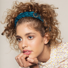 Carregar imagem no visualizador da galeria, menina loira usando tiara para cabelo trançada verde
