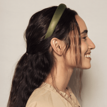 Carregar imagem no visualizador da galeria, menina morena com tiara verde no cabelo
