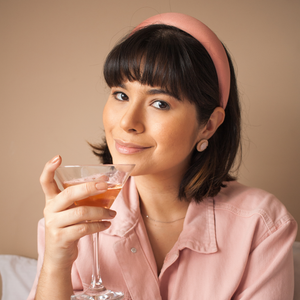 mulher com drink usando tiara rosa
