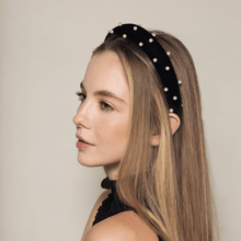 Carregar imagem no visualizador da galeria, menina com tiara preta e pérolas

