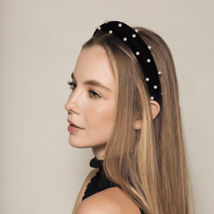menina com tiara preta e pérolas