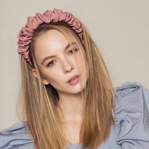menina loira usando tiara rosa