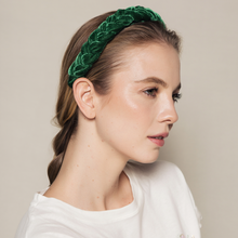 Carregar imagem no visualizador da galeria, menina usando tiara trançada para cabelo em veludo verde
