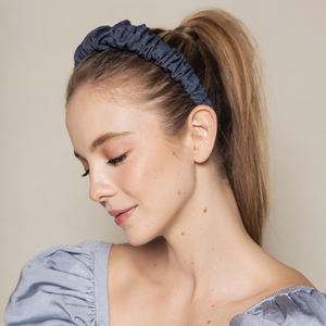 menina loira usando tiara scrunchie jeans