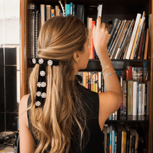 Carregar imagem no visualizador da galeria, mulher olhando livro com laço no cabelo

