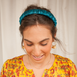 mulher usando tiara para cabelo silk azul petróleo