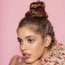 Carregar imagem no visualizador da galeria, menina usando xuxinha de cabelo em veludo com pérolas vinho
