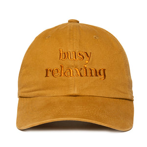 boné dad hat busy relaxing caramelo