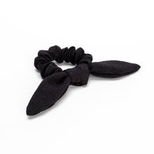 Carregar imagem no visualizador da galeria, xuxinha de cabelo scrunchie preta linho
