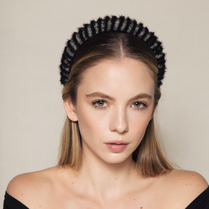 menina usando tiara