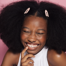 Carregar imagem no visualizador da galeria, menina com presilha de cabelo
