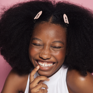 menina com presilha de cabelo